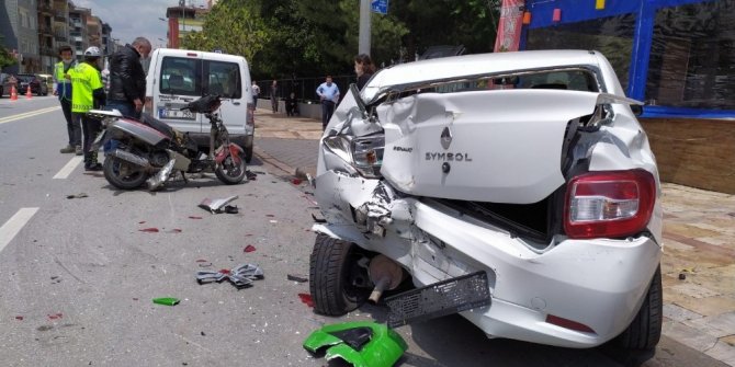 Kontrolden çıkan otobüs park halindeki otomobiller ve motosiklete çarptı