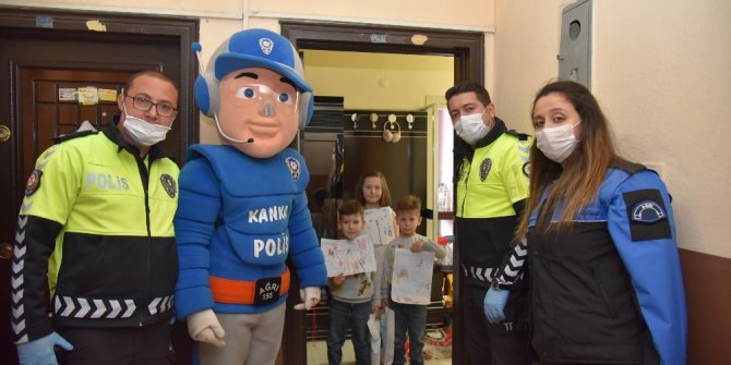 Kanka polis evde kalan çocuklara hediyeler götürdü