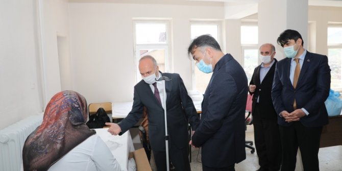 Vali Çağatay maske üretimini inceledi