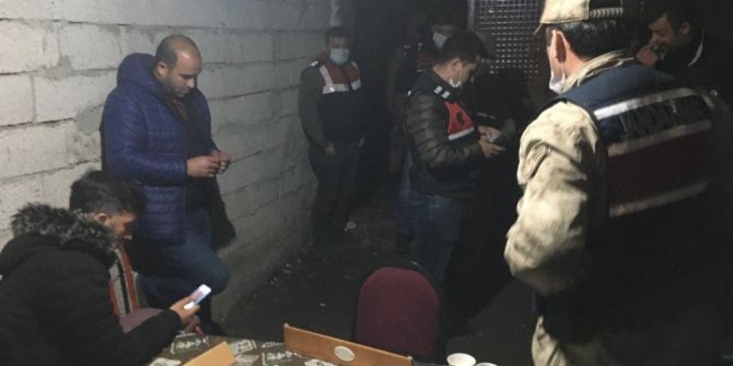 Garajda okey oynarken yakalanınca, kahkaha attılar
