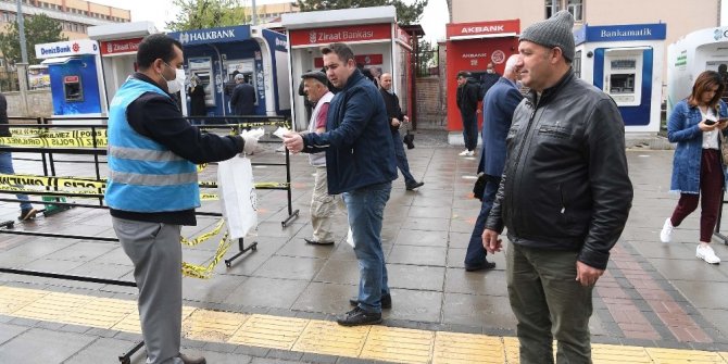 Muş Belediyesi ekipleri ücretsiz maske dağıtmaya devam ediyor