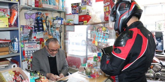 Motosikletiyle geldi bakkal defterini satın alıp gitti