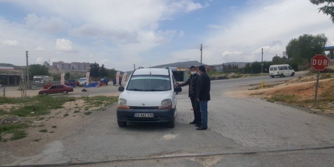 Sanayi sitesinde ateş ölçer ile korona virüsü denetimi