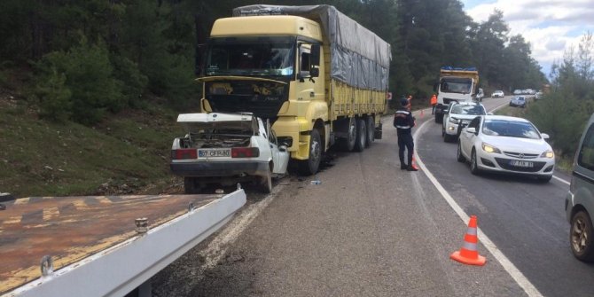 Antalya’da otomobil ve kamyonet çarpıştı: 3 yaralı