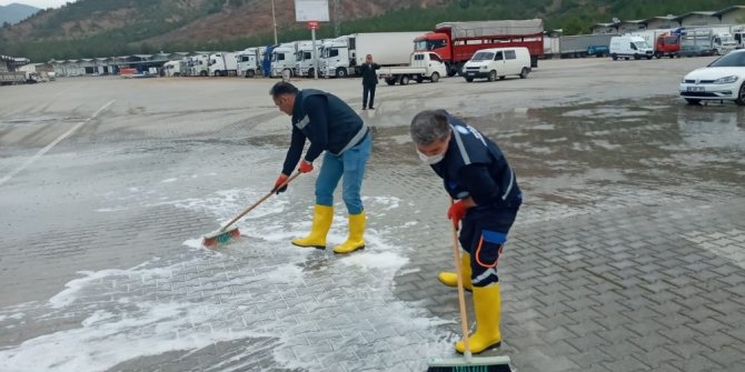 Toptancı hallerinde Kovid-19 tedbirlerini sürüyor