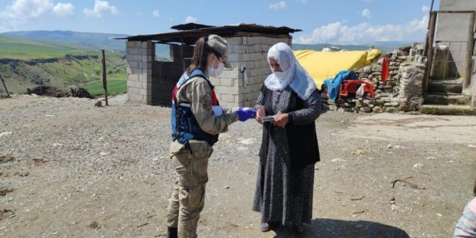 Jandarma ekipleri, 65 yaş ve üstü vatandaşların maaşlarını çekerek evlerinde teslim etti