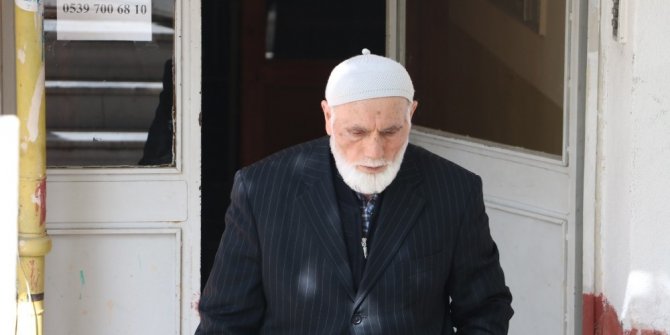 Kendini jandarma komutanı olarak tanıtan şahıs, yaşlı adamı dolandırdı