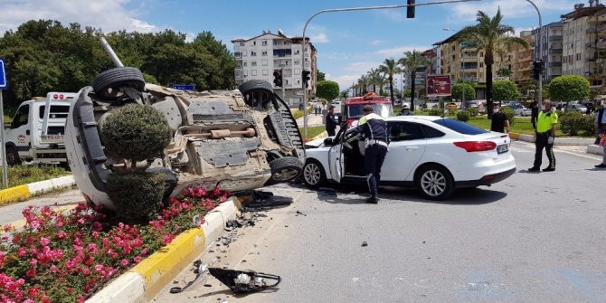Antalya’da kazaya karışan otomobil yerden havalanıp takla attı: 3 yaralı