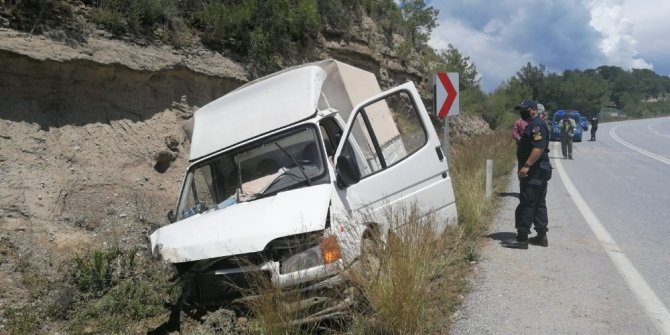 Antalya’da kamyonet kazası: 1 yaralı