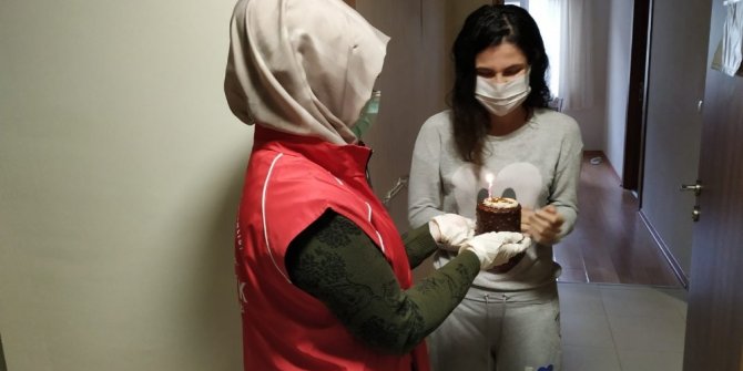 Karantinadaki öğrencinin doğum gününü kutladılar