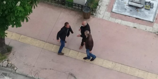 Gündüz vakti alkol alan şahıs yoldan geçenlere saldırdı