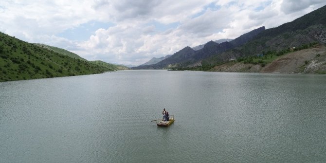 Strafor, tahta ve saçtan kendi kayığını yaptı