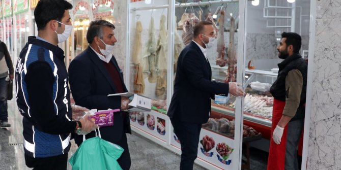 Van Büyükşehir Belediyesinden sakatatçı esnafına maske