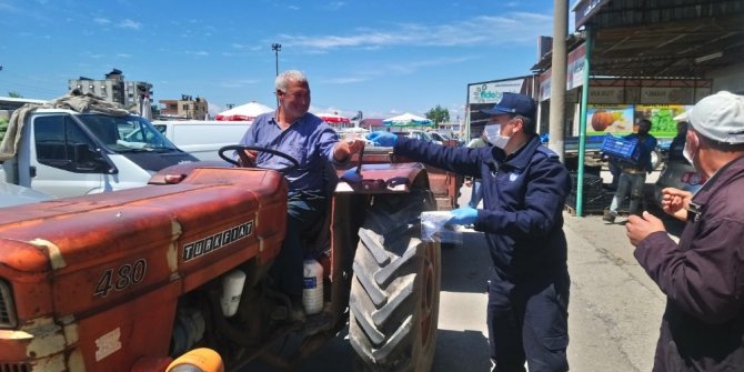 Çandır Hali’nde üreticiye ücretsiz maske dağıtıldı