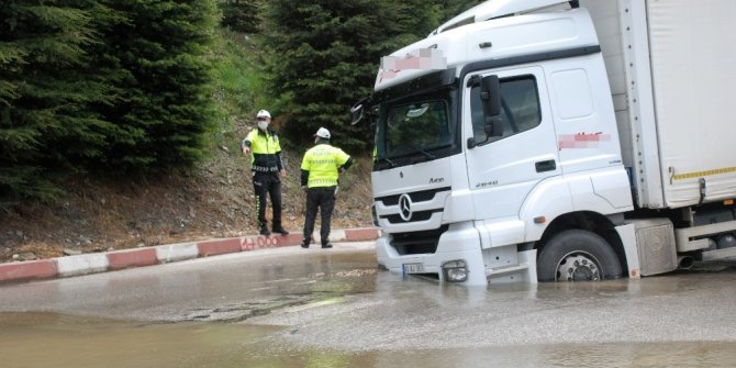 İçme suyu borusu patladı, kamyon çöken yolda saplandı