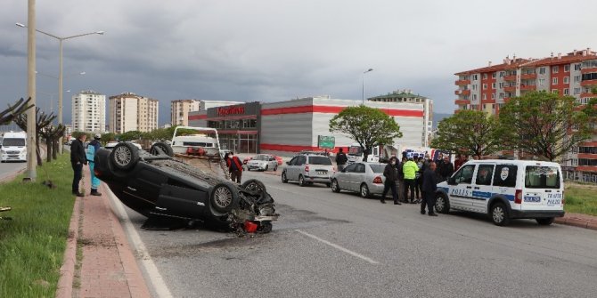 Refüjdeki ağaca çarpan otomobil takla attı: 3 yaralı