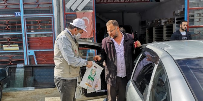 Konya'da İHH ücretsiz maske dağıttı