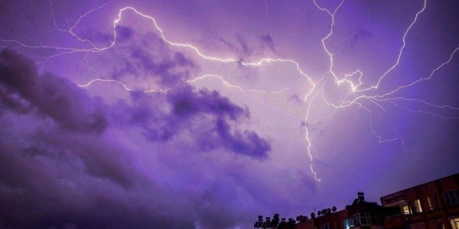 Erzincan’da şimşekler geceyi aydınlattı