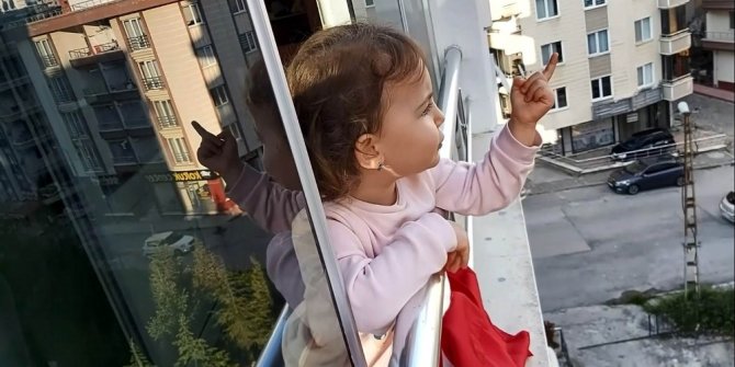 2,5 yaşındaki minikten sokakta dolaşanlara ilginç tepki