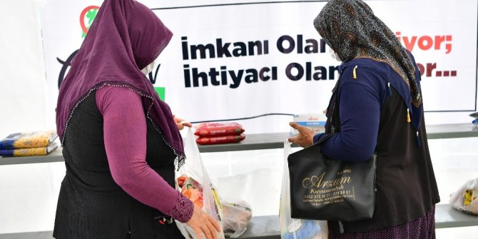 Mamak ekmeğini paylaşıyor