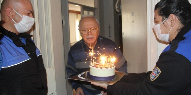 Polisin doğum günü sürprizi emektar avukatı duygulandırdı