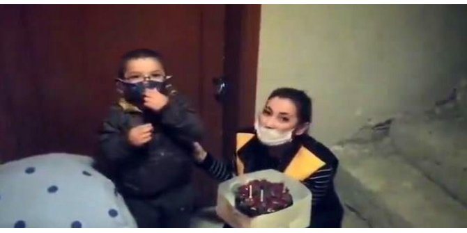 Annesinden uzaktaki çocuğa doğum günü sürprizi
