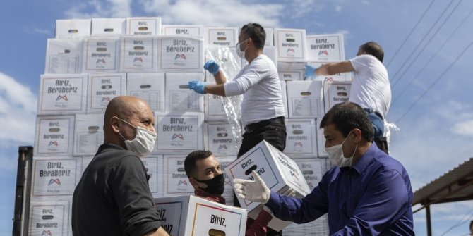 Büyükşehir Belediyesi, esnafa 15 bin 500 gıda kolisi dağıttı