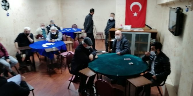 Korona virüse rağmen kıraathanede kumar oynayan şahıslara polis baskını