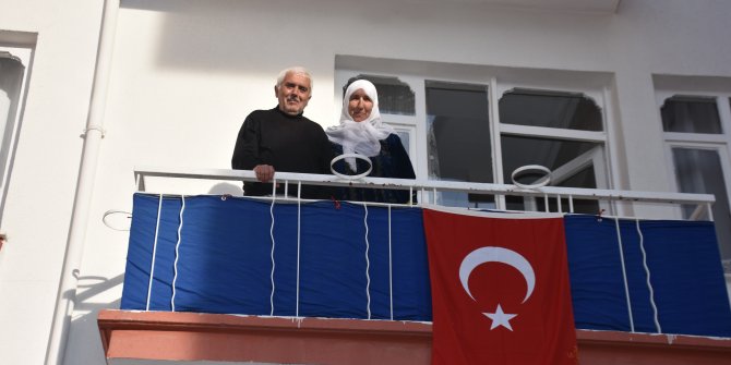 Ziyarete gidemeyen komşular, yemekleri sepet ve teleferik ile gönderiyor