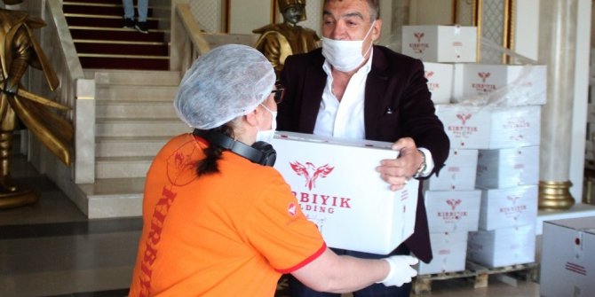 Antalya’nın hayırsever iş adamından bin 280 koli gıda yardımı