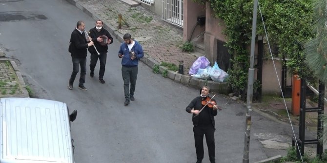 Şişli sokaklarında müzik şöleni; “Yar saçların lüle lüle, Korona sana güle güle”
