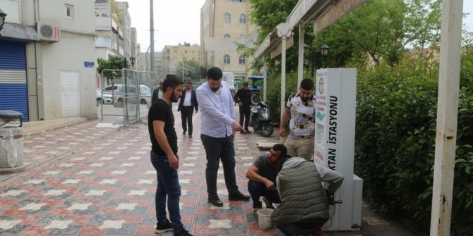 Cizre Belediyesi 16 noktaya dezenfektan cihazı yerleştirdi