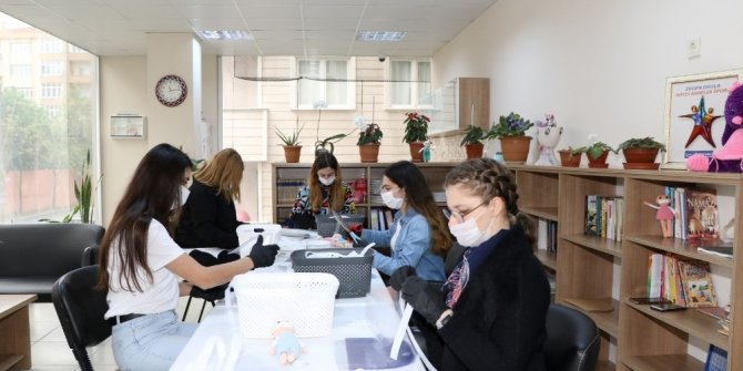 Sağlık çalışanları için günde 200 siper maske üretiyorlar