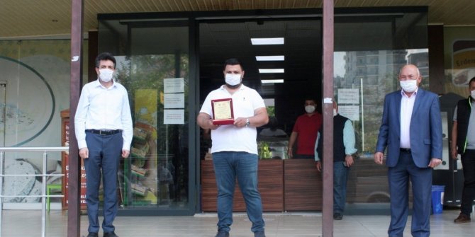 Korona tedbirlerine uyan fırıncıya plaket