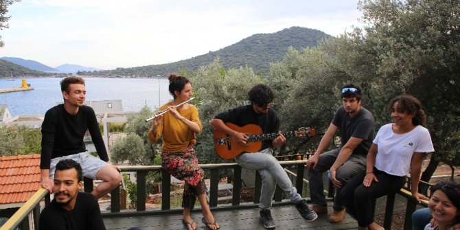 Korona sebebiyle mahsur kalan turistler, turizm merkezinde hem çalışıp hem tatil yapıyorlar