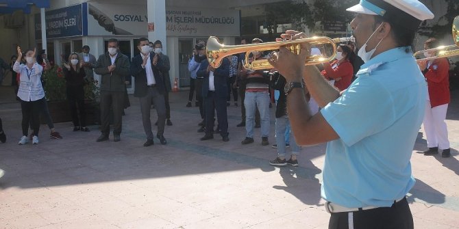 Kuşadası Belediye bandosu moral vermeye devam ediyor