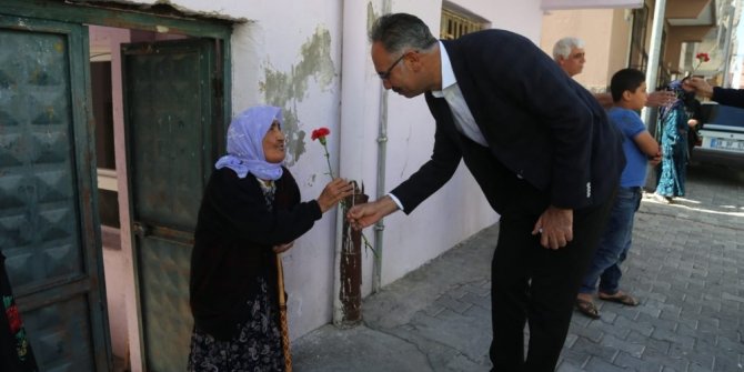 Başkan Kuş’tan annelere karanfil