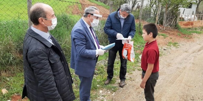 Köylerden kitaba ulaşamayan öğrencilere kitap dağıtıldı