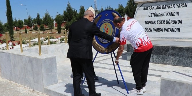 Gençlik Haftasında şehitlik anıtına çelenk bırakıldı