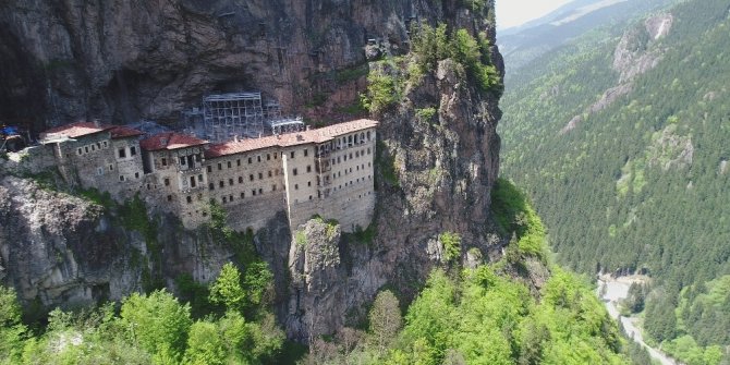 Sümela Manastırı’ndaki restorasyon çalışmalarında gelinen son nokta havadan ve manastırın içinden görüntülendi