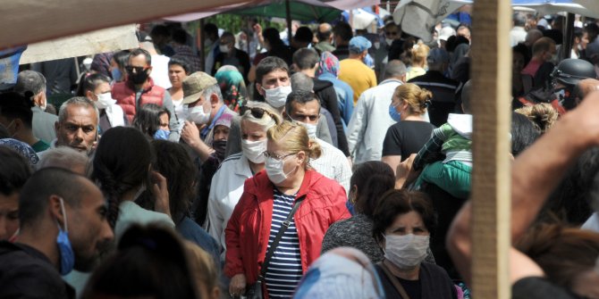 Kısıtlamaya saatler kala vatandaşlar pazara akın etti