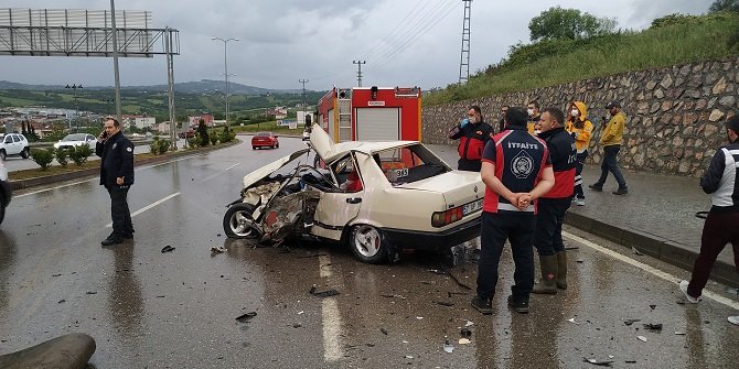 Otomobille kamyonet çarpıştı: 1 ölü