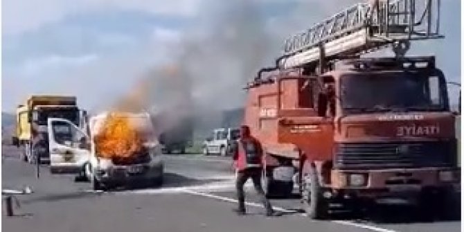 Seyir halindeki kamyonetin motoru bir anda tutuştu