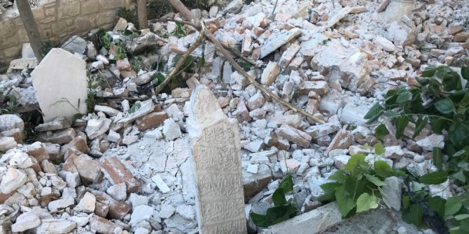Evin duvarı yıkıldı, 300 yıllık mezarlar zarar gördü
