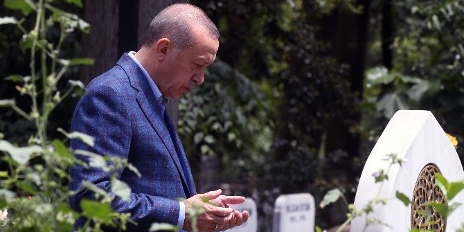 Cumhurbaşkanı Erdoğan aile kabristanını ziyaret etti