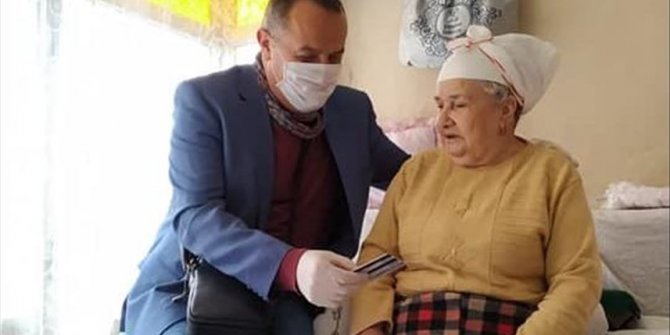 Turkish preacher powers through pandemic by helping others