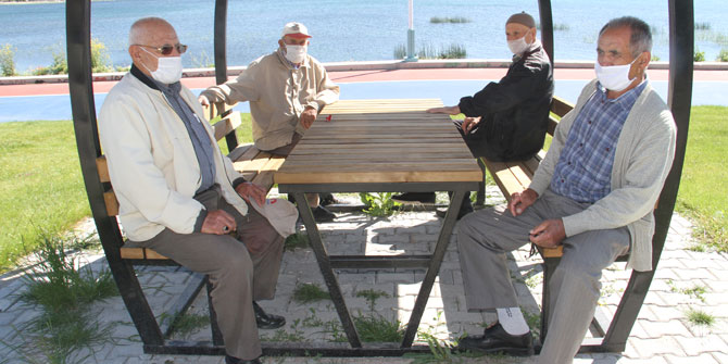 Beyşehir'de 65 yaş ve üstü vatandaşlar göl kıyılarına akın etti