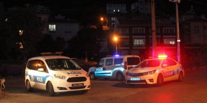 Dur ihtarına uymadı, evine kaçıp balkondan polisle tartıştı