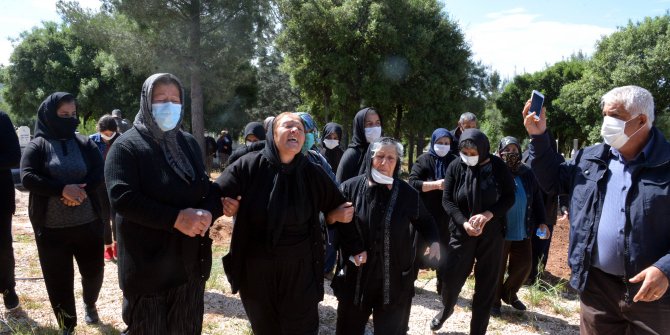 Milli boksörün öldürdüğü Zeynep, gözyaşları içinde babasının yanına defnedildi