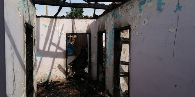 Elektrik kontağından çıkan yangın, evi kül etti